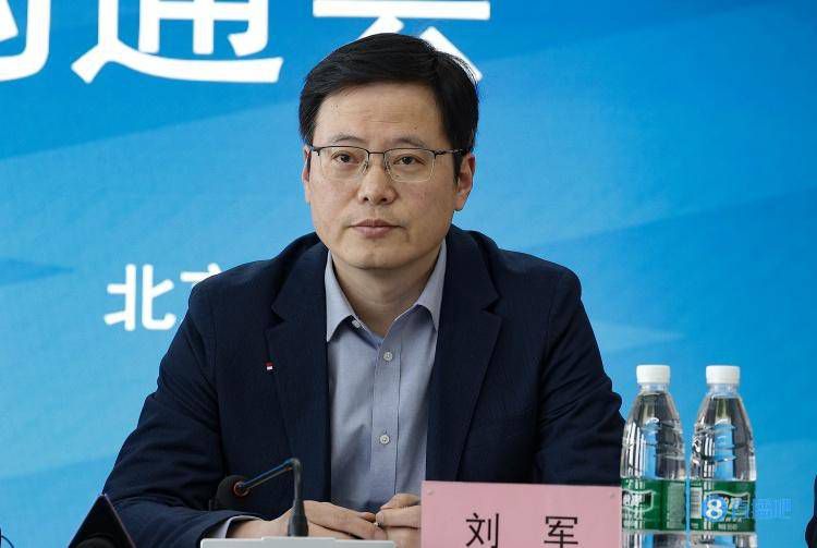 一边摸一边伸进内裤里